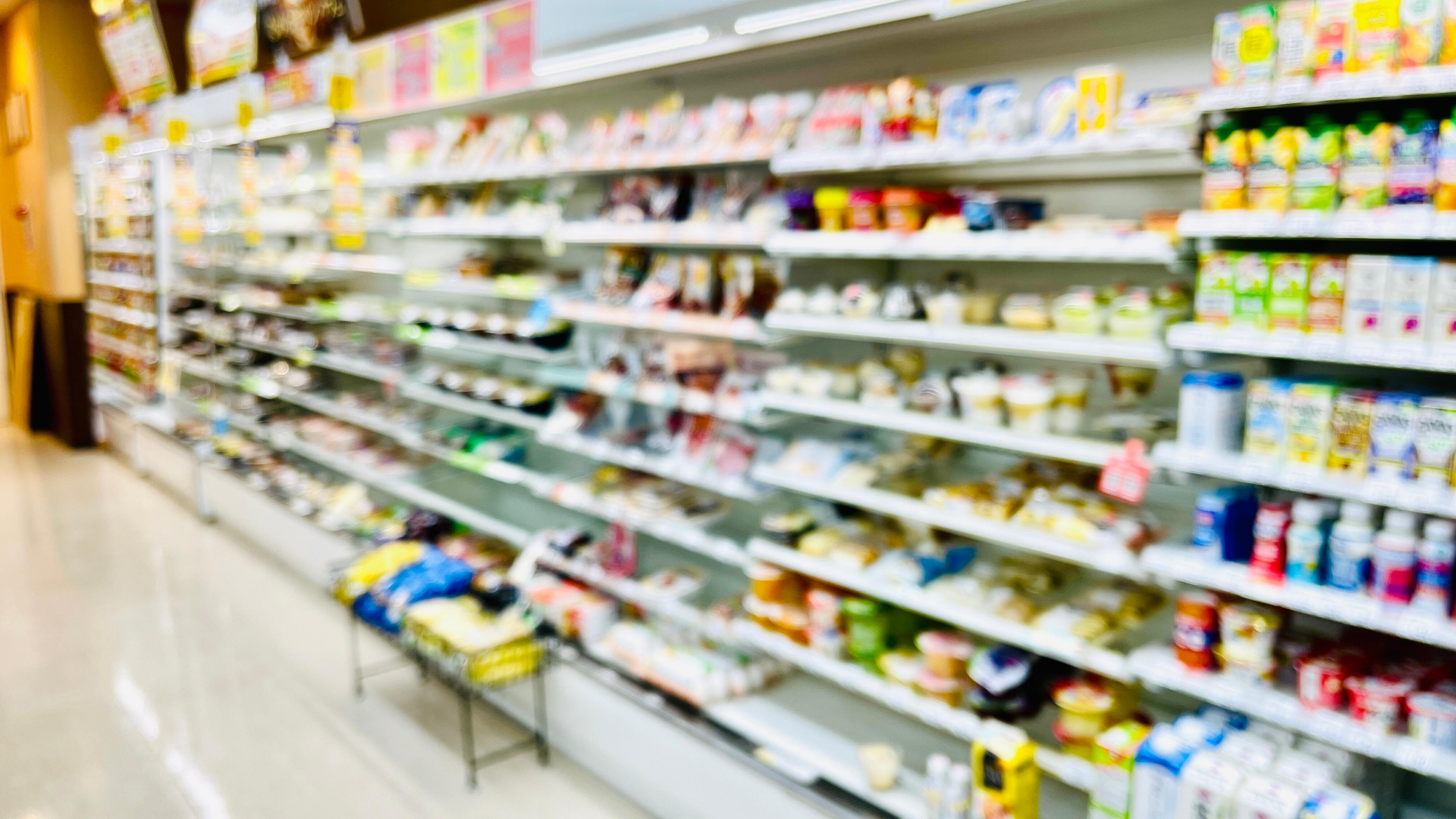 コンビニスーパーマーケットと棚のぼかした背景にボケ