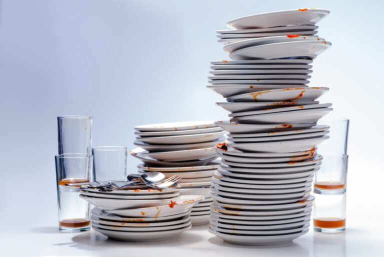 飲食店だけでなく家庭でも巻き起こる賛否の声……食べ終わったお皿を重ねるのはアリ？ナシ？