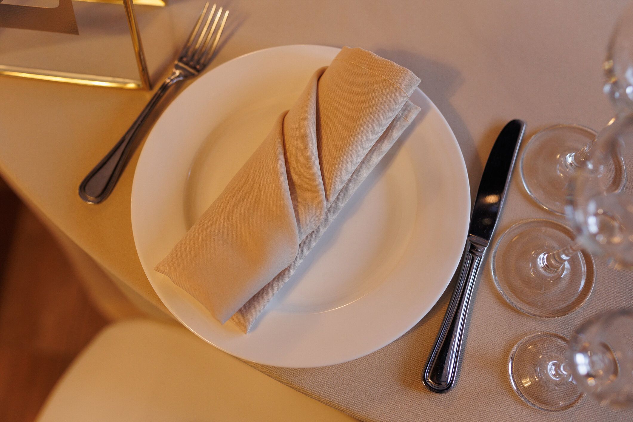 明るいパステルカラーの料理のセット:プレート、ナプキン、カトラリー。上からの眺め。