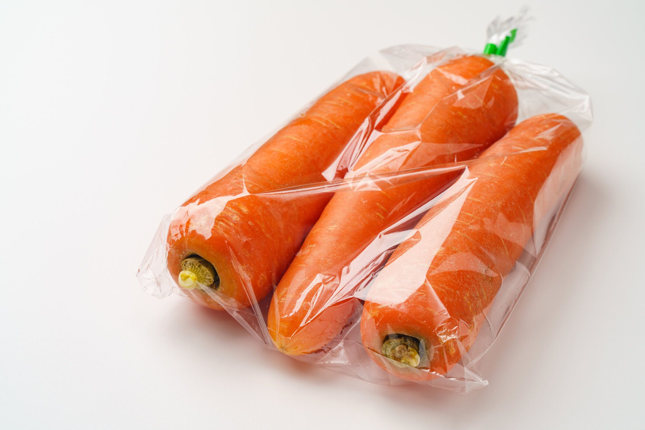 白い背景にビニール袋に入ったニンジン