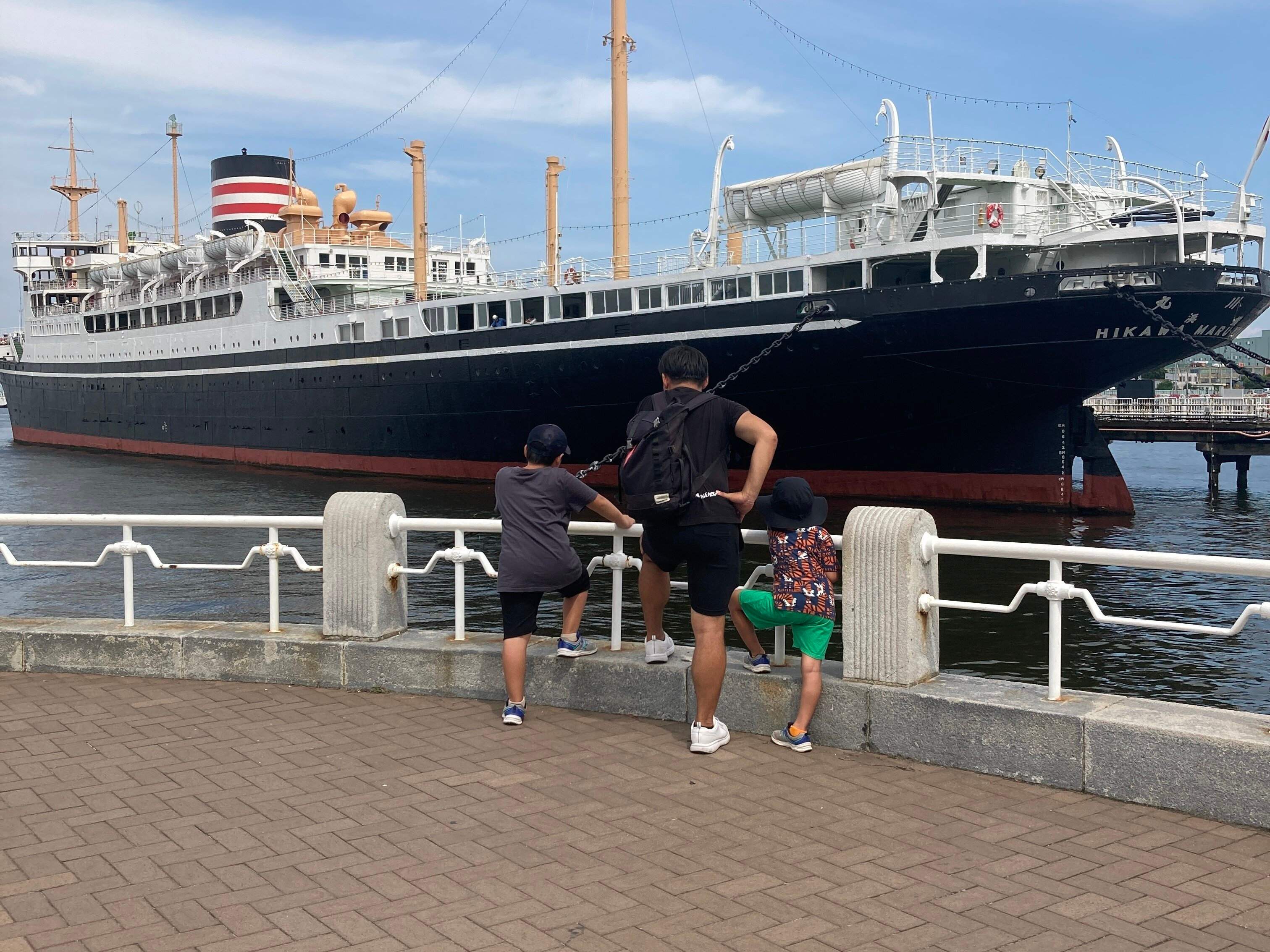 船を見ている親子