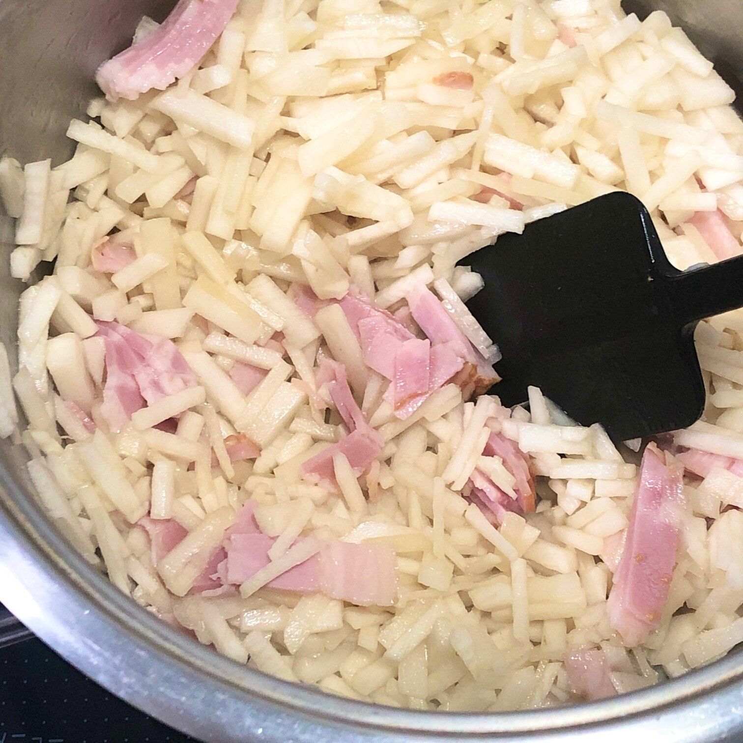 ベーコン、大根を炒める