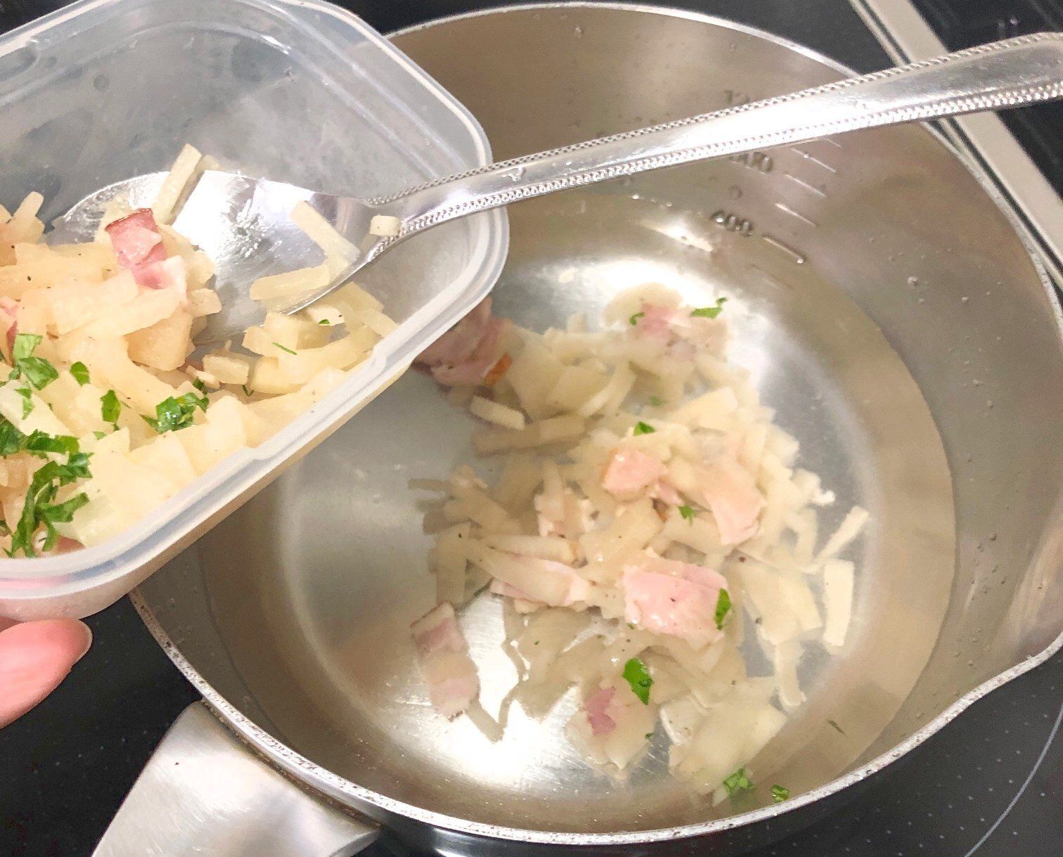 スープのもとを水でのばす