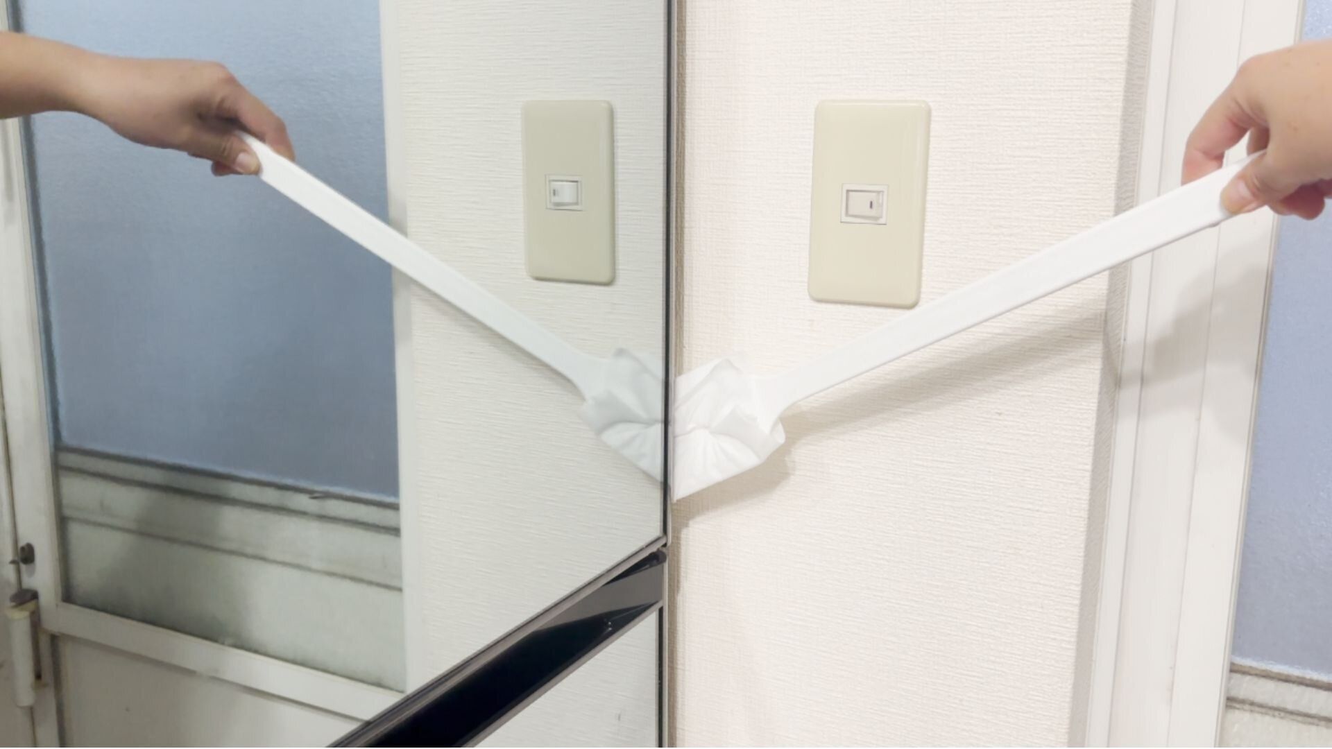 冷蔵庫横の隙間を掃除する