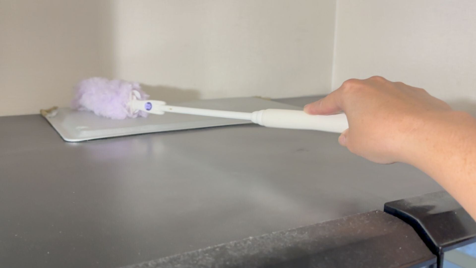 ハンディワイパーでホコリを取り除く