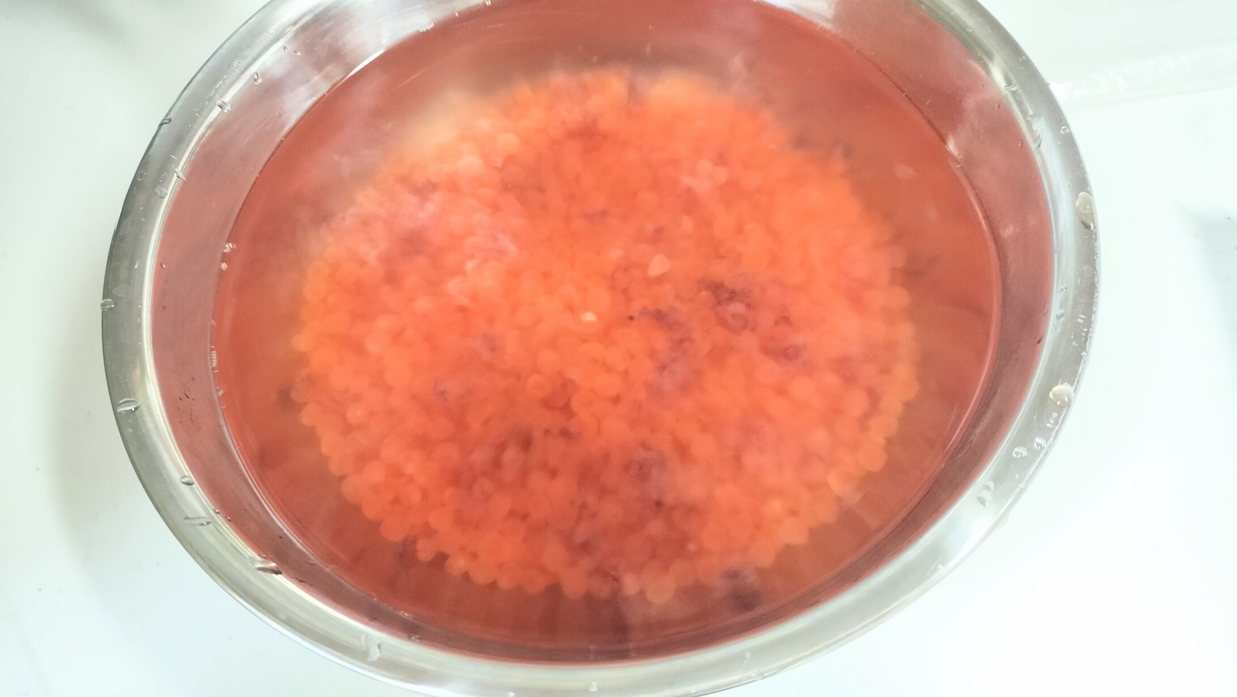 筋子をお湯の中でほぐす作業