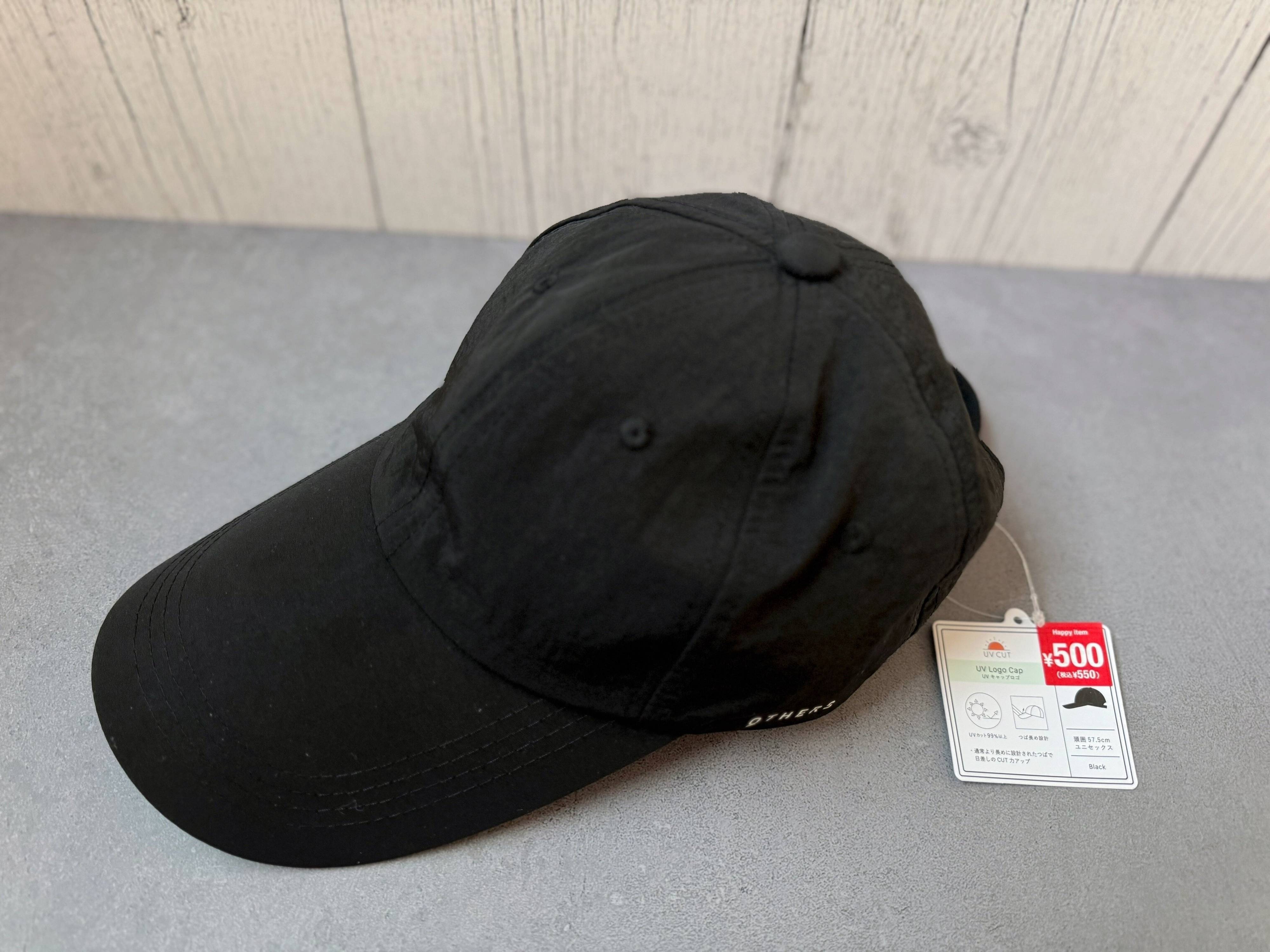 3COINSの「UV キャップロゴ」