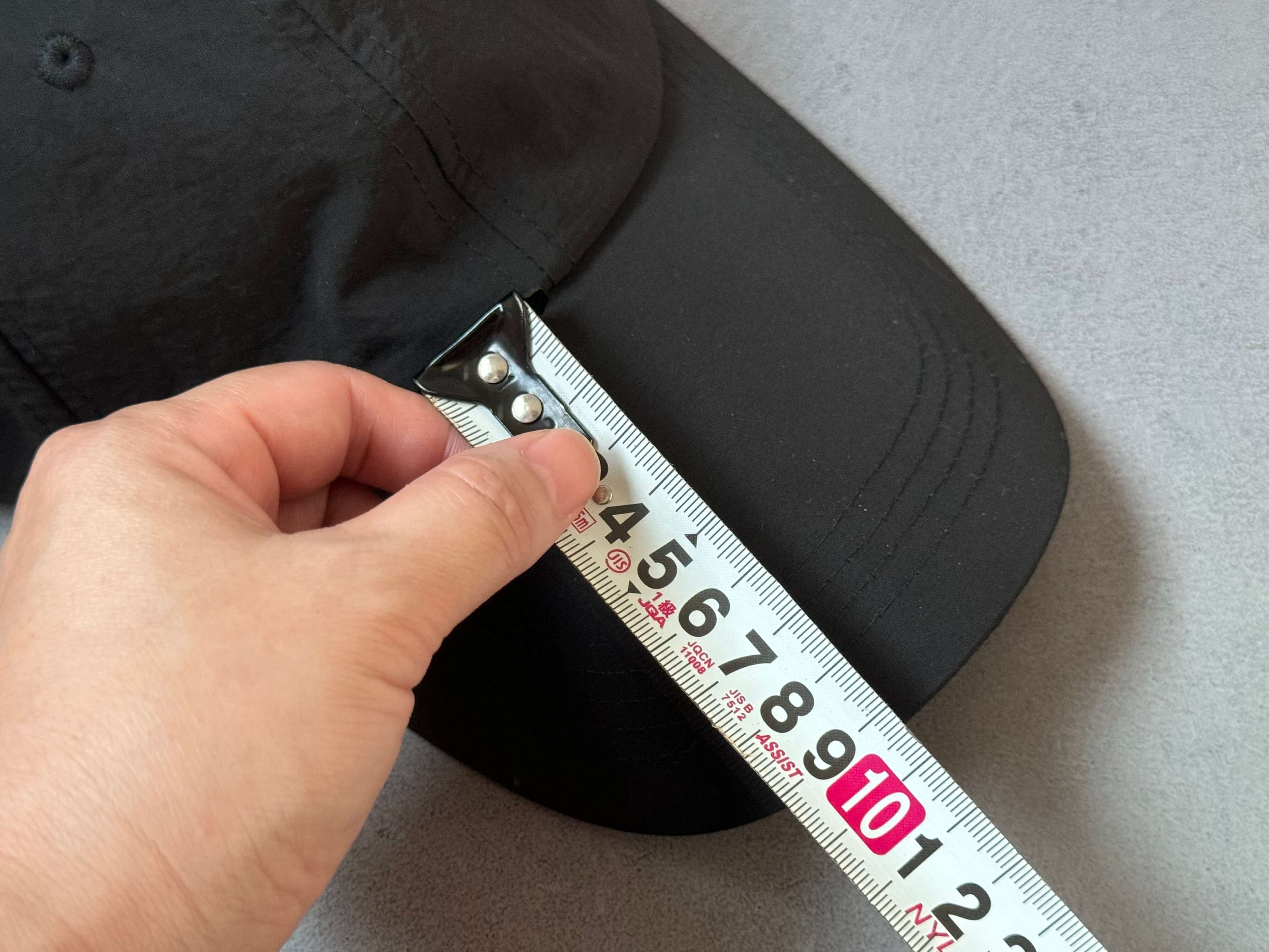 あえてつばが長めの設計になっている!