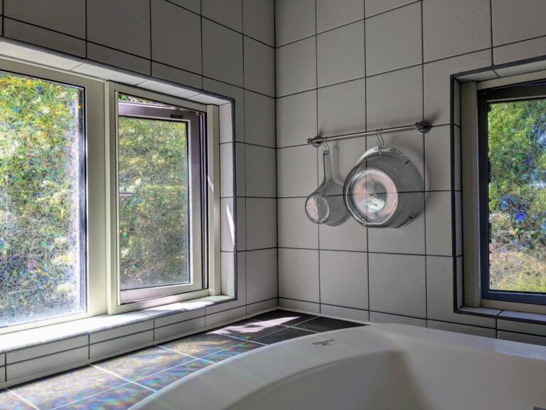 【ダイソー】高見えアイテムがリニューアル！収納しやすく汚れにくい「湯桶」＆「手桶」