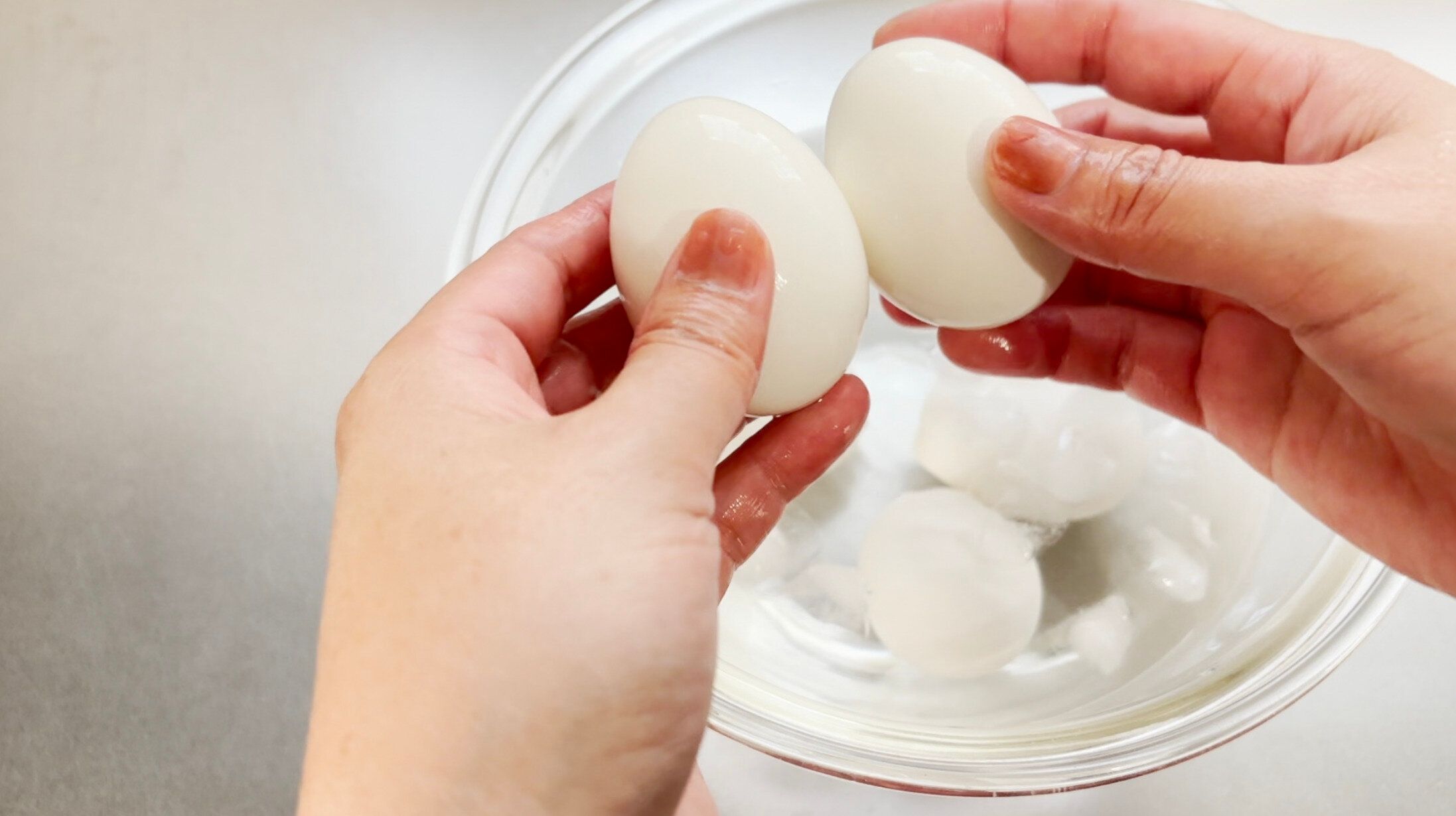 卵同士をぶつけて殻をむく