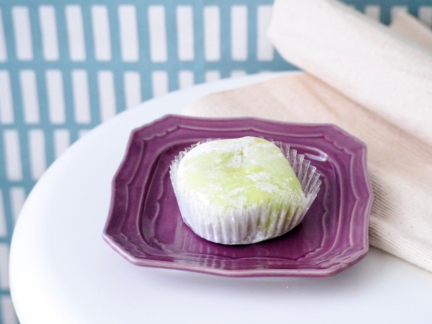 シャトレーゼ「山梨県産シャインマスカットのぶどう大福ホイップクリーム入り」商品写真