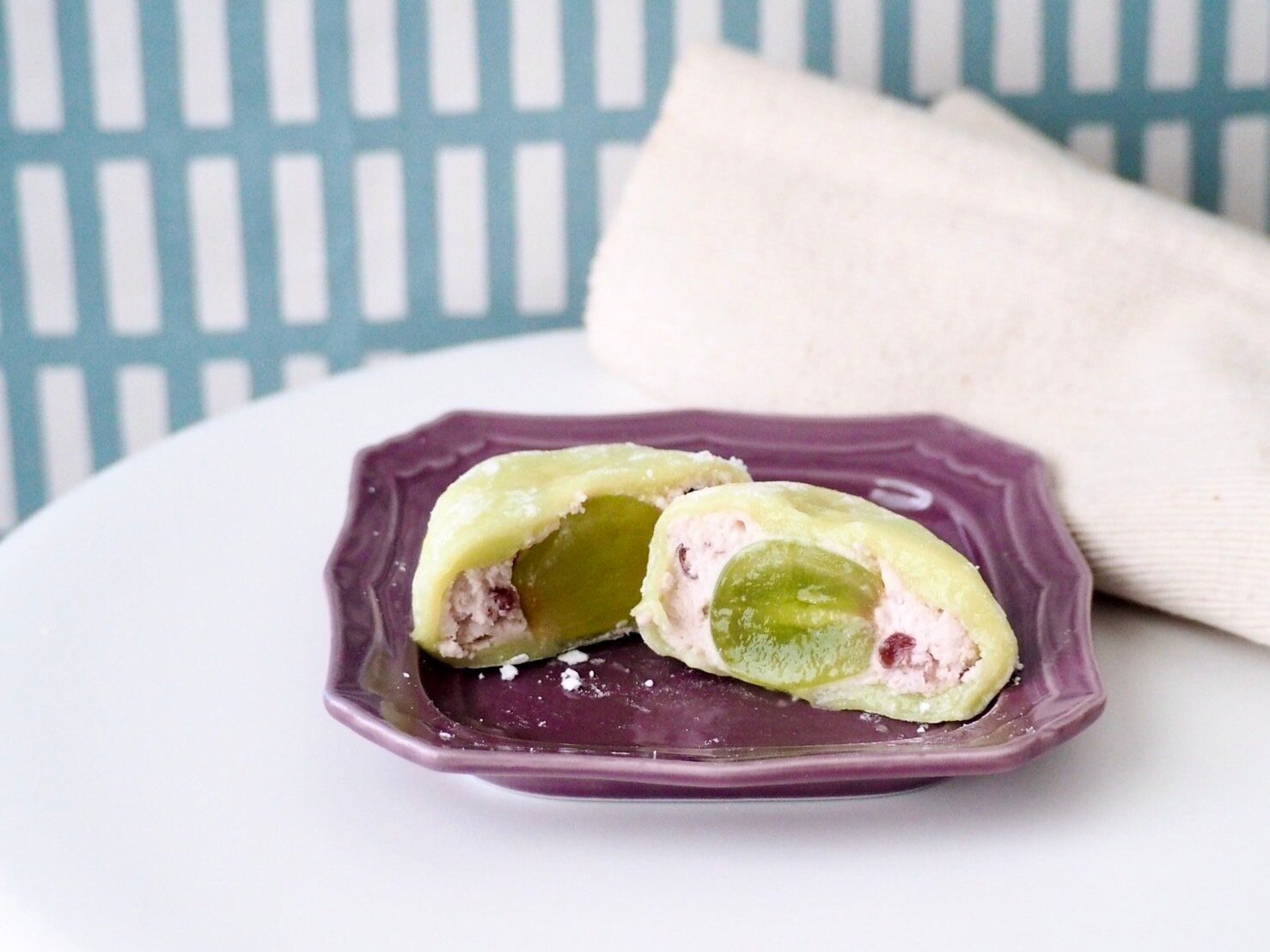 シャトレーゼ「山梨県産シャインマスカットのぶどう大福ホイップクリーム入り」断面写真