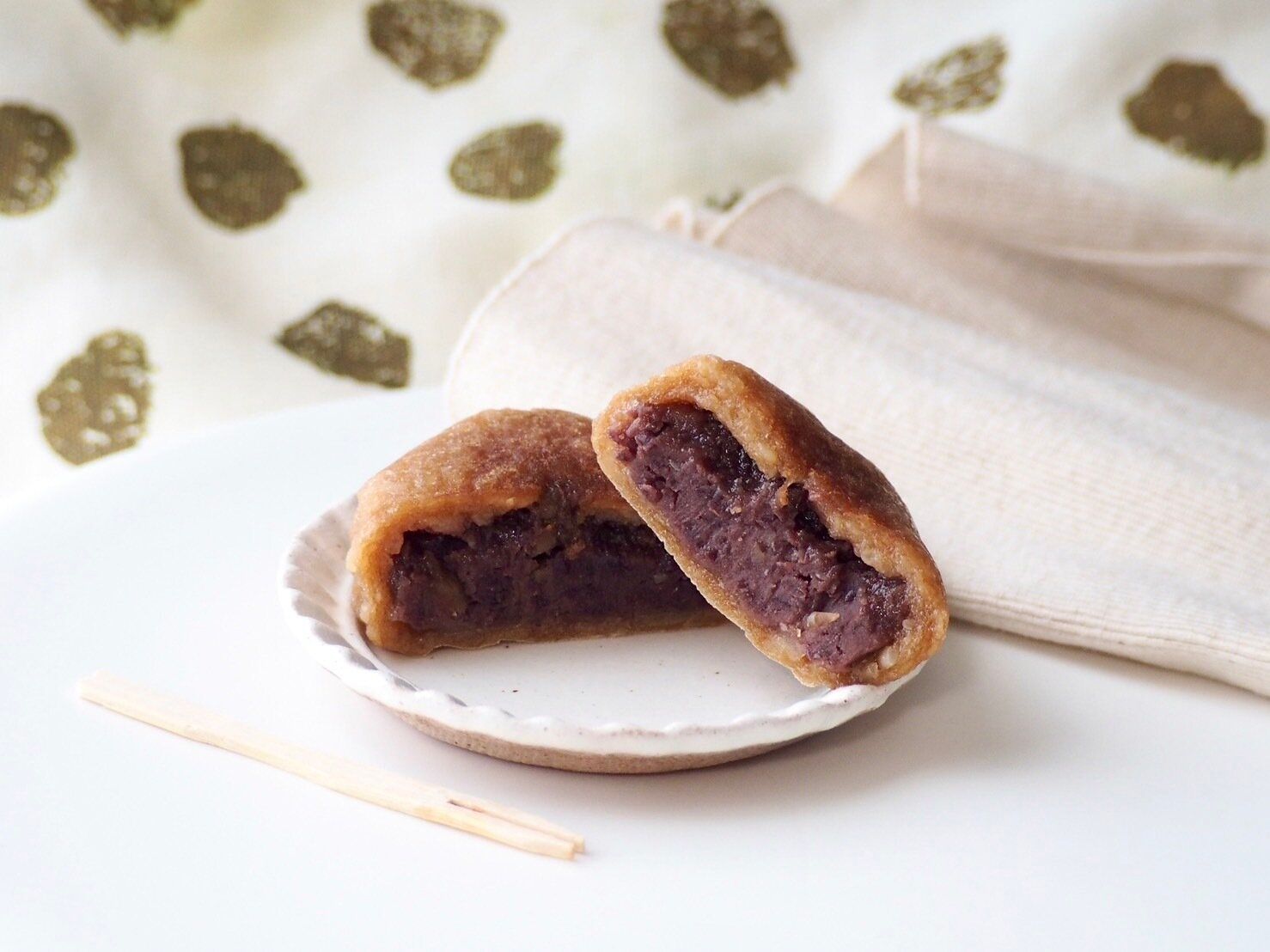 シャトレーゼ「粗搗き大福 くるみ醤油」断面写真