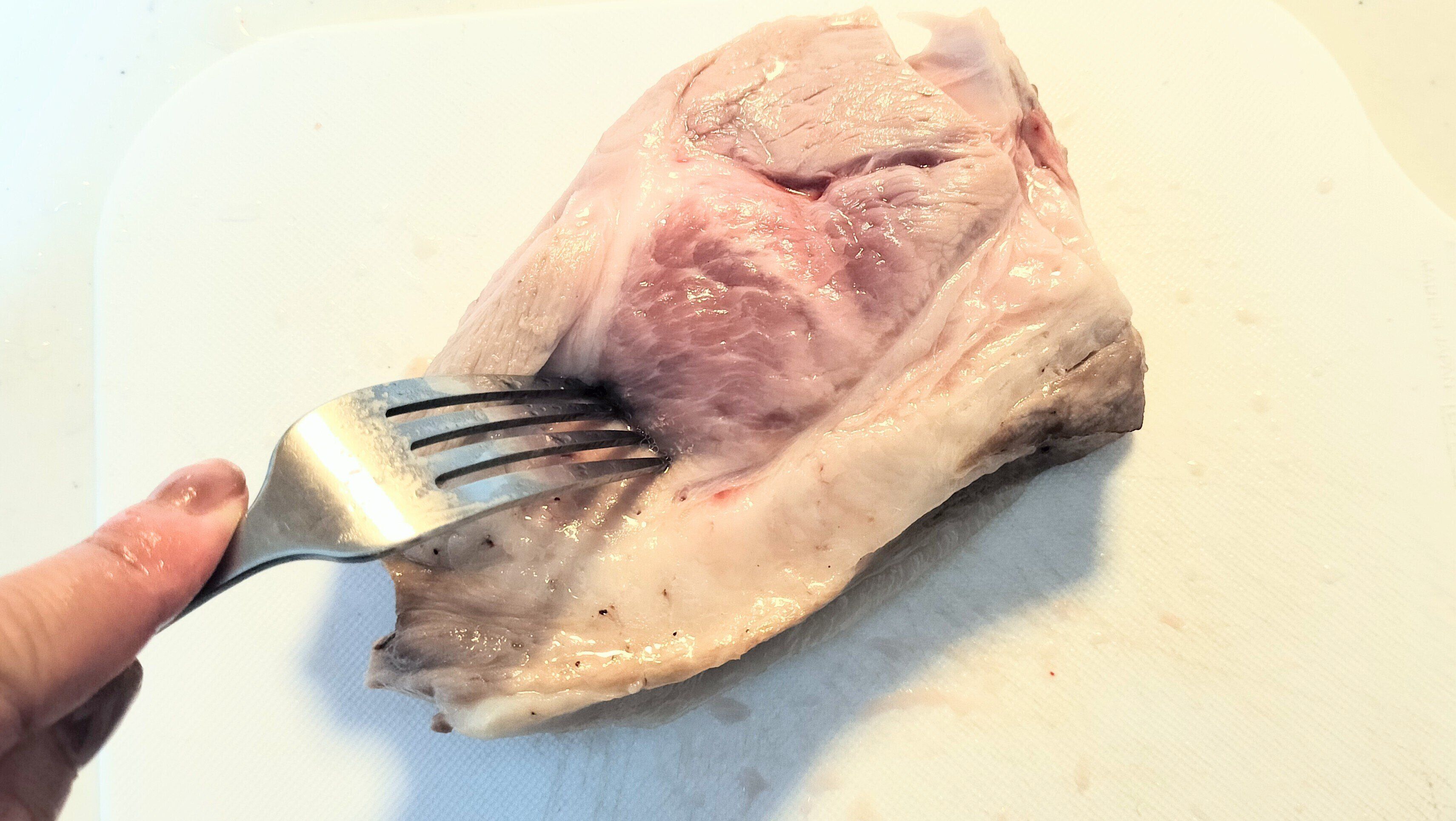 フォークで穴を開ける