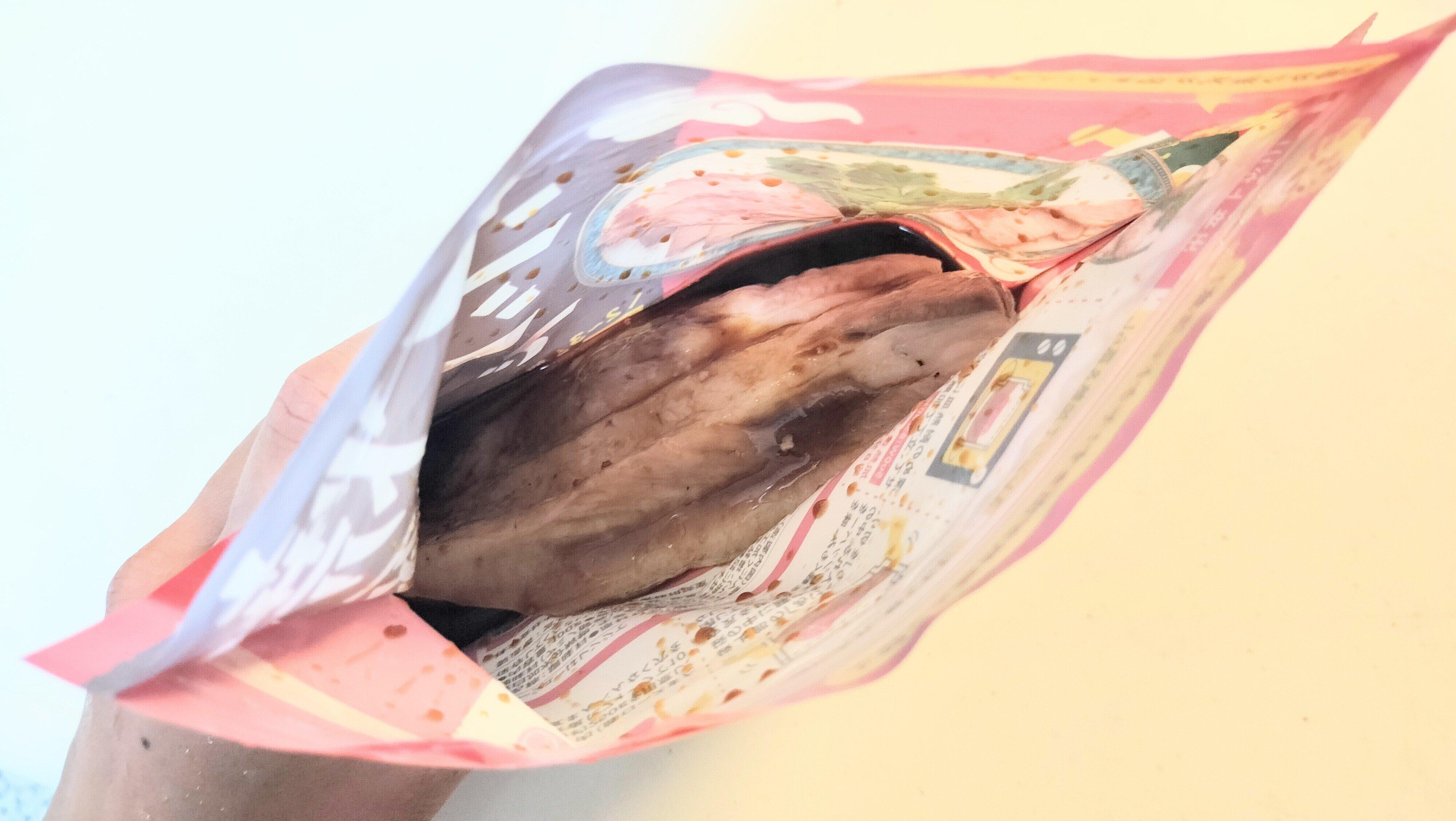 パッケージの中にお肉をいれてよく揉み込む