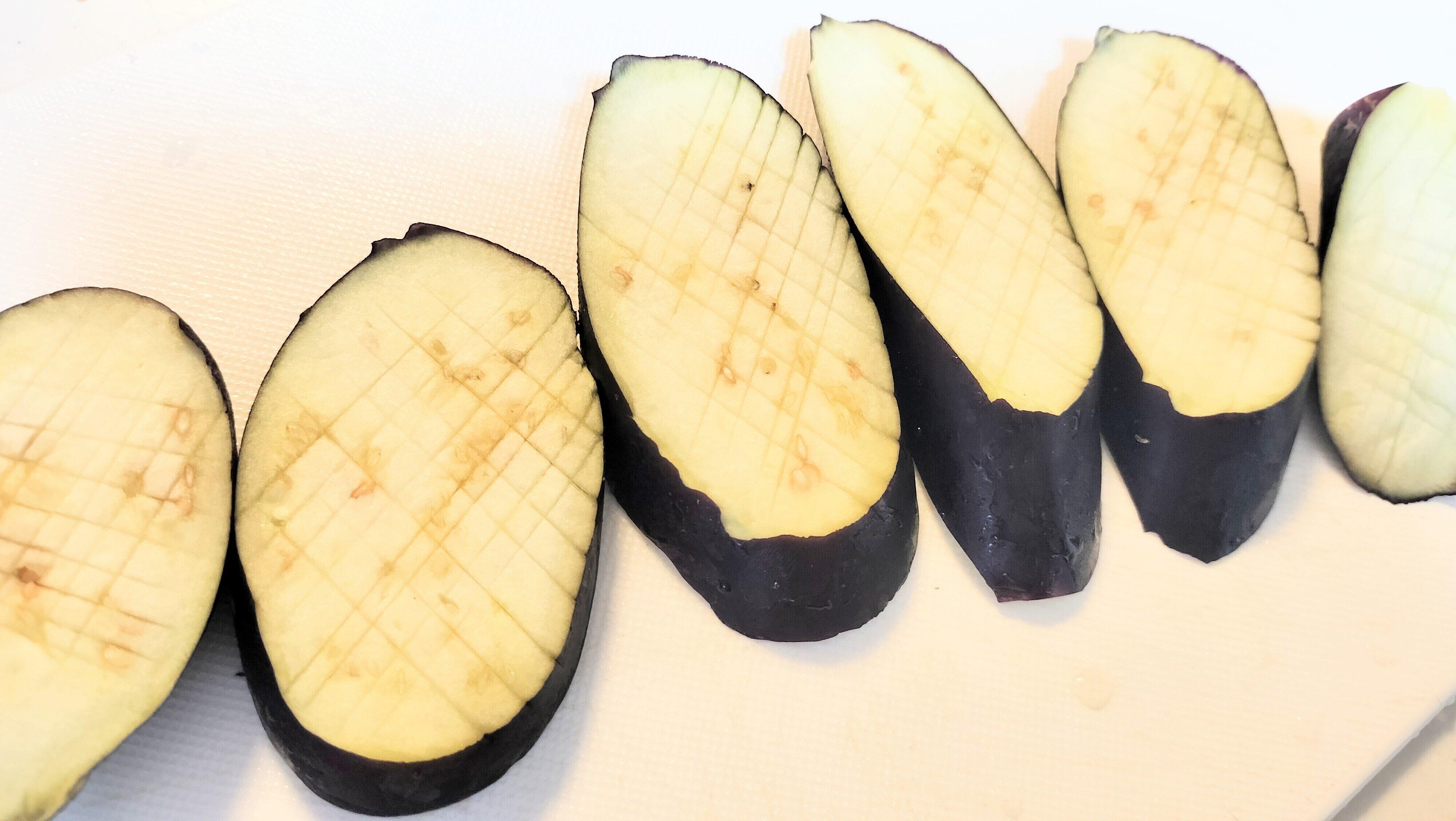 なすをカットし切り目をいれる