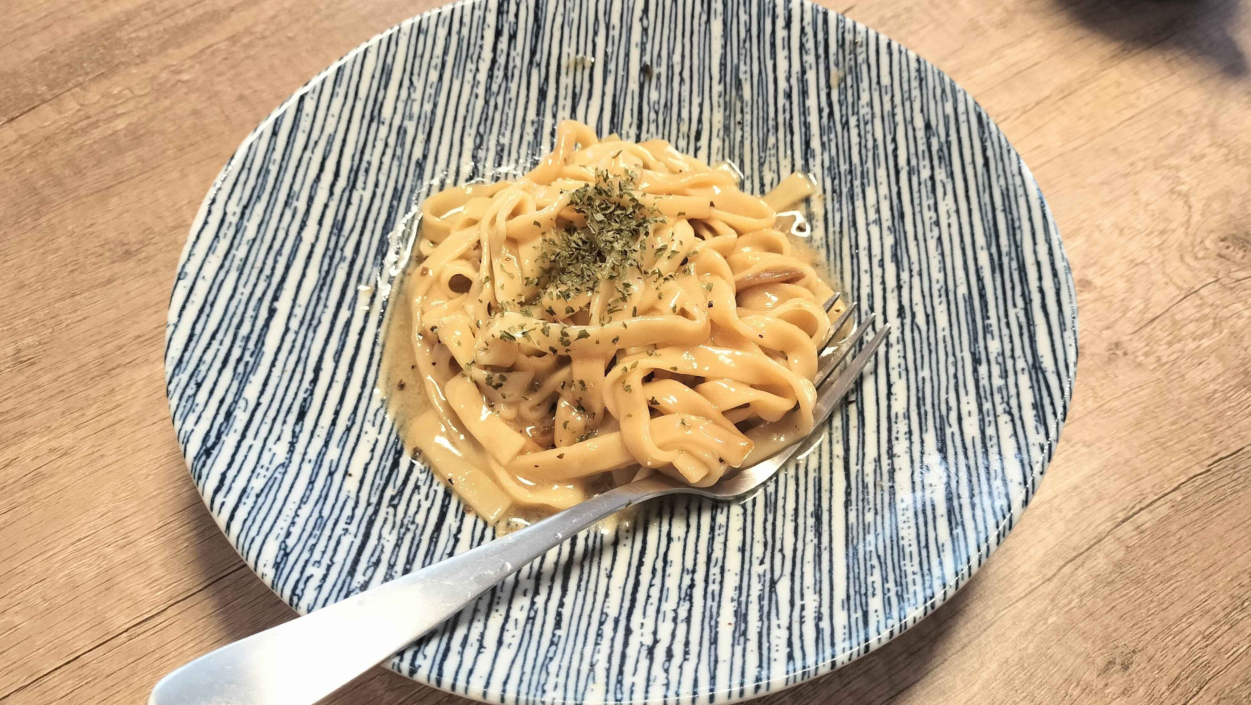 トリュフソースの生フェットチーネ