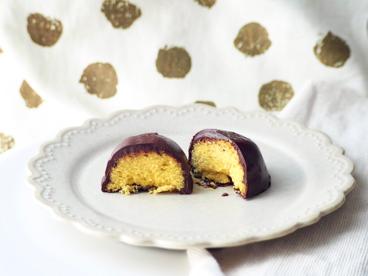 シャトレーゼ「ショコラケーキ 鳴門金時」断面写真