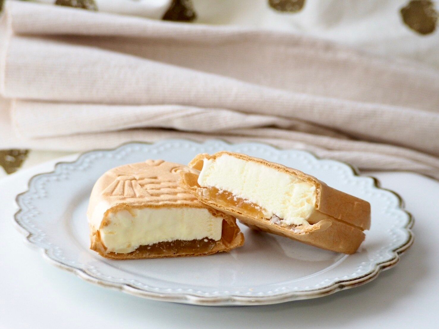 シャトレーゼ「和菓子アイス たい焼き最中 焼き芋 しっぽまであん」断面写真