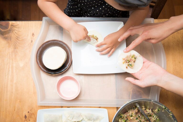 息子がつくった餃子が大人顔負け！完璧な焼き加減に「焼くの上手すぎ」「餃子屋になれます」と10万件のいいね