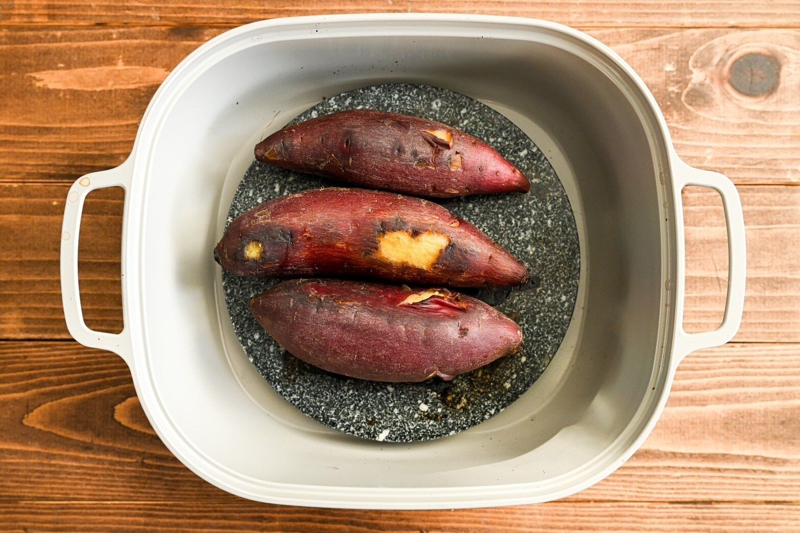 ナチュラルストトーングリルに入った焼き芋