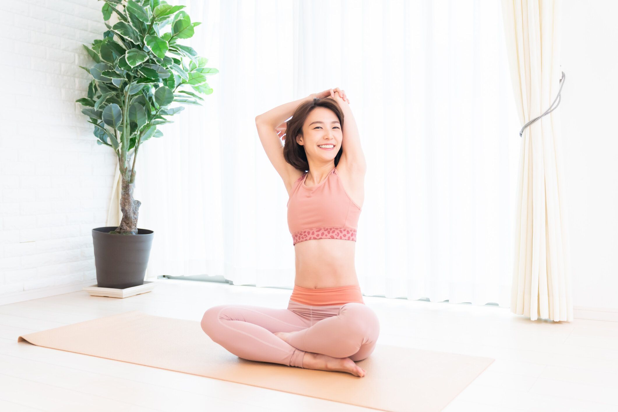 部屋で運動若いアジアの女性