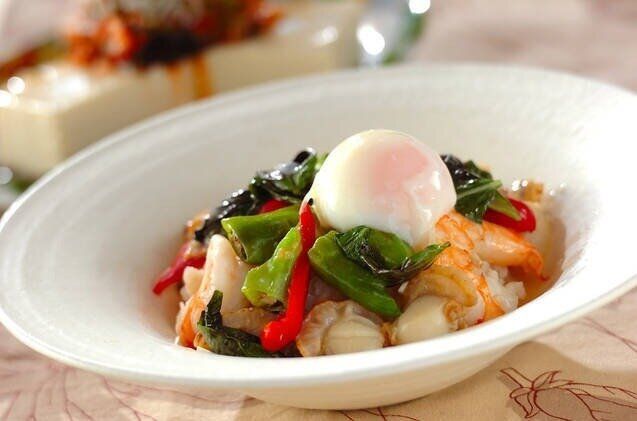 ししとう入りエビとホタテのエスニックバジル炒めライス