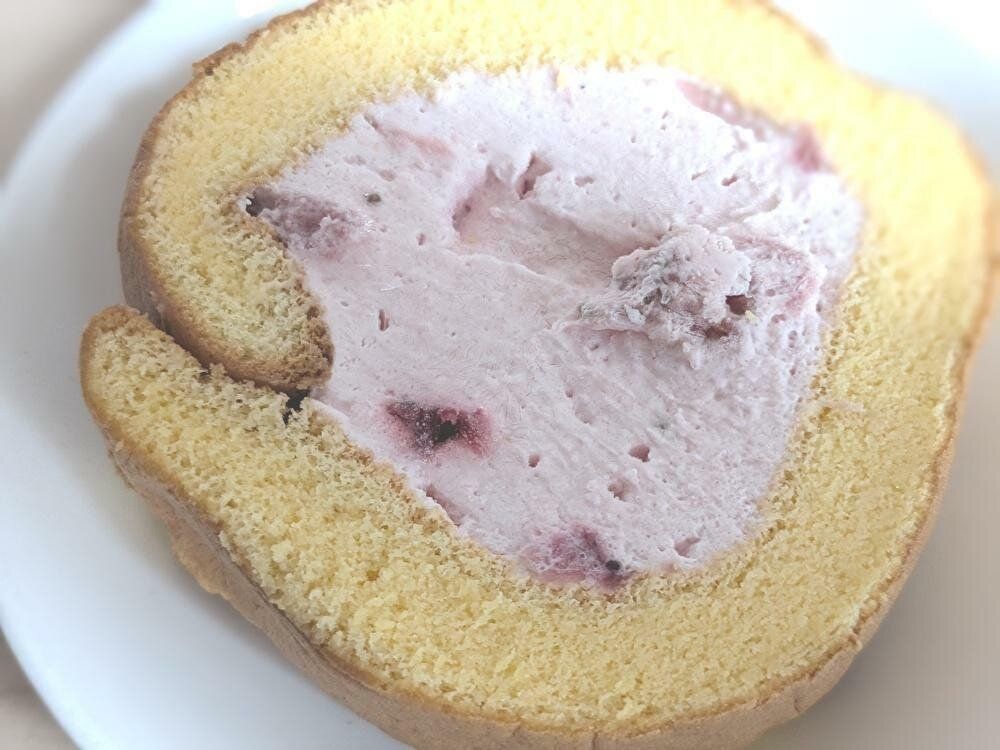 シャトレーゼ「糖質50%カットのいちごクリームロール」