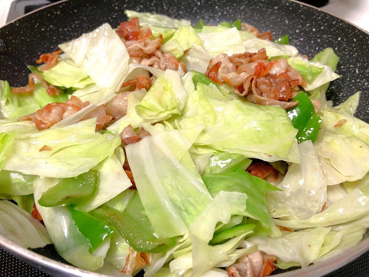 野菜と豚肉を炒める