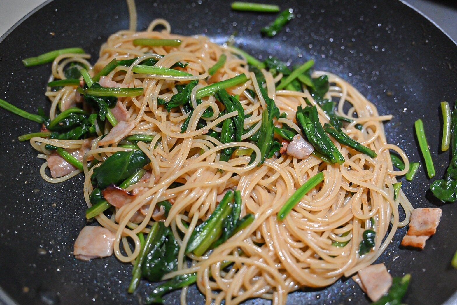 フライパンに入ったパスタ