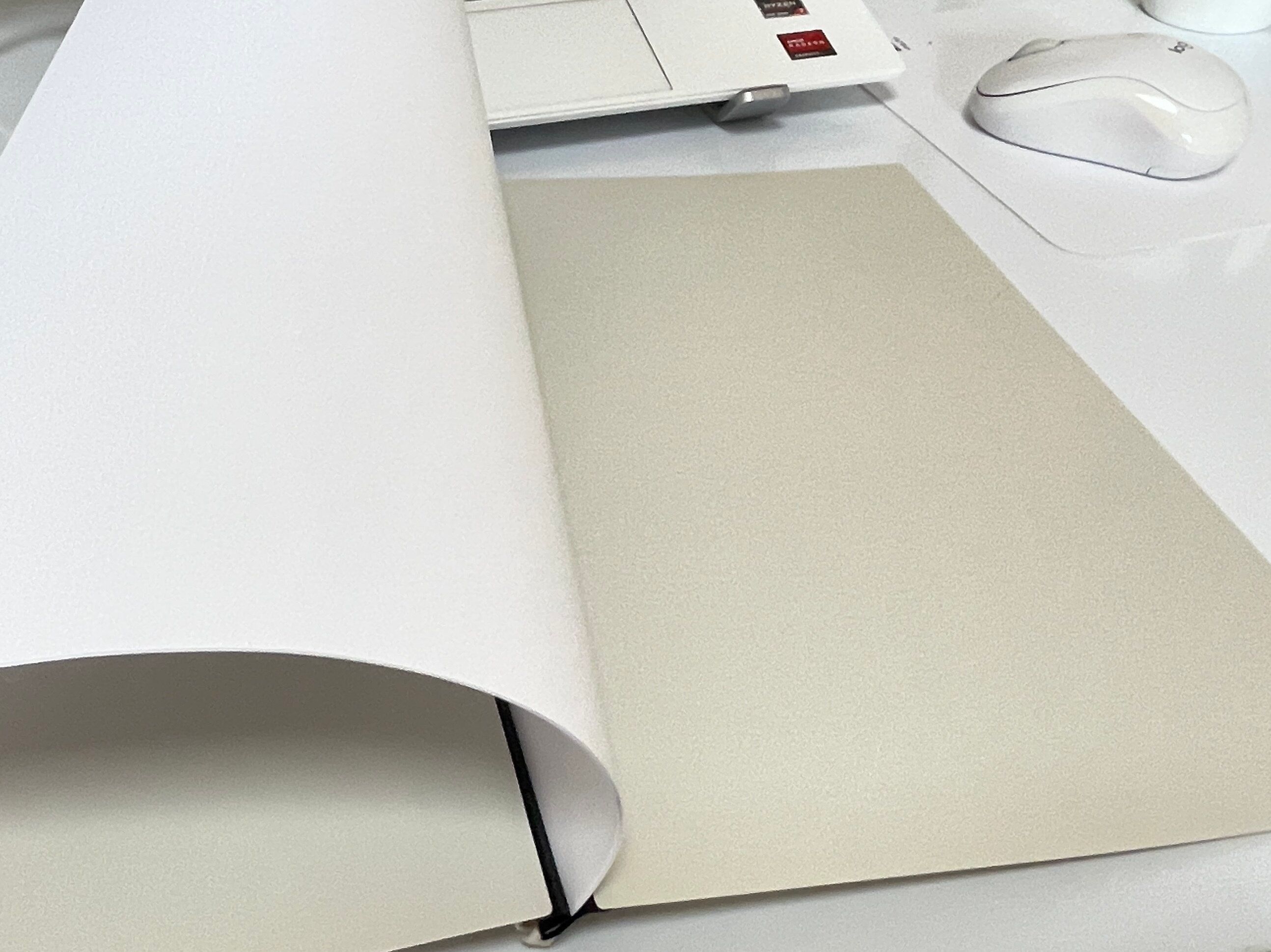 コピー用紙をはさむ