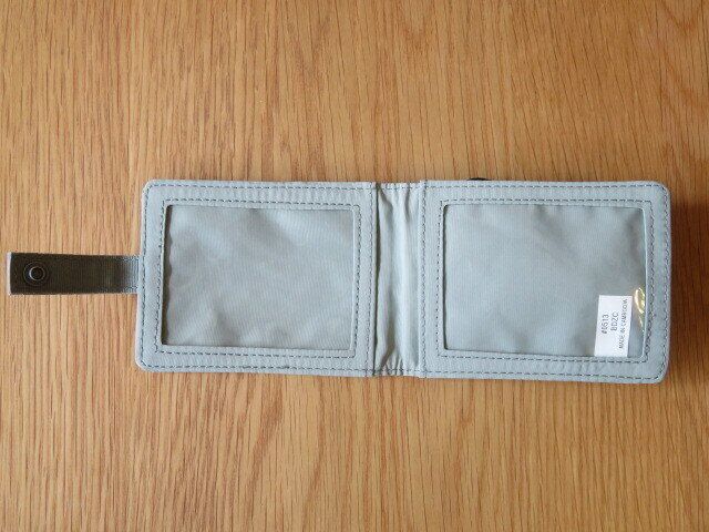 内側にポケットが2つ