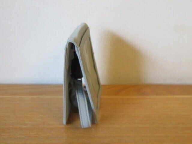 カードホルダーが自立する