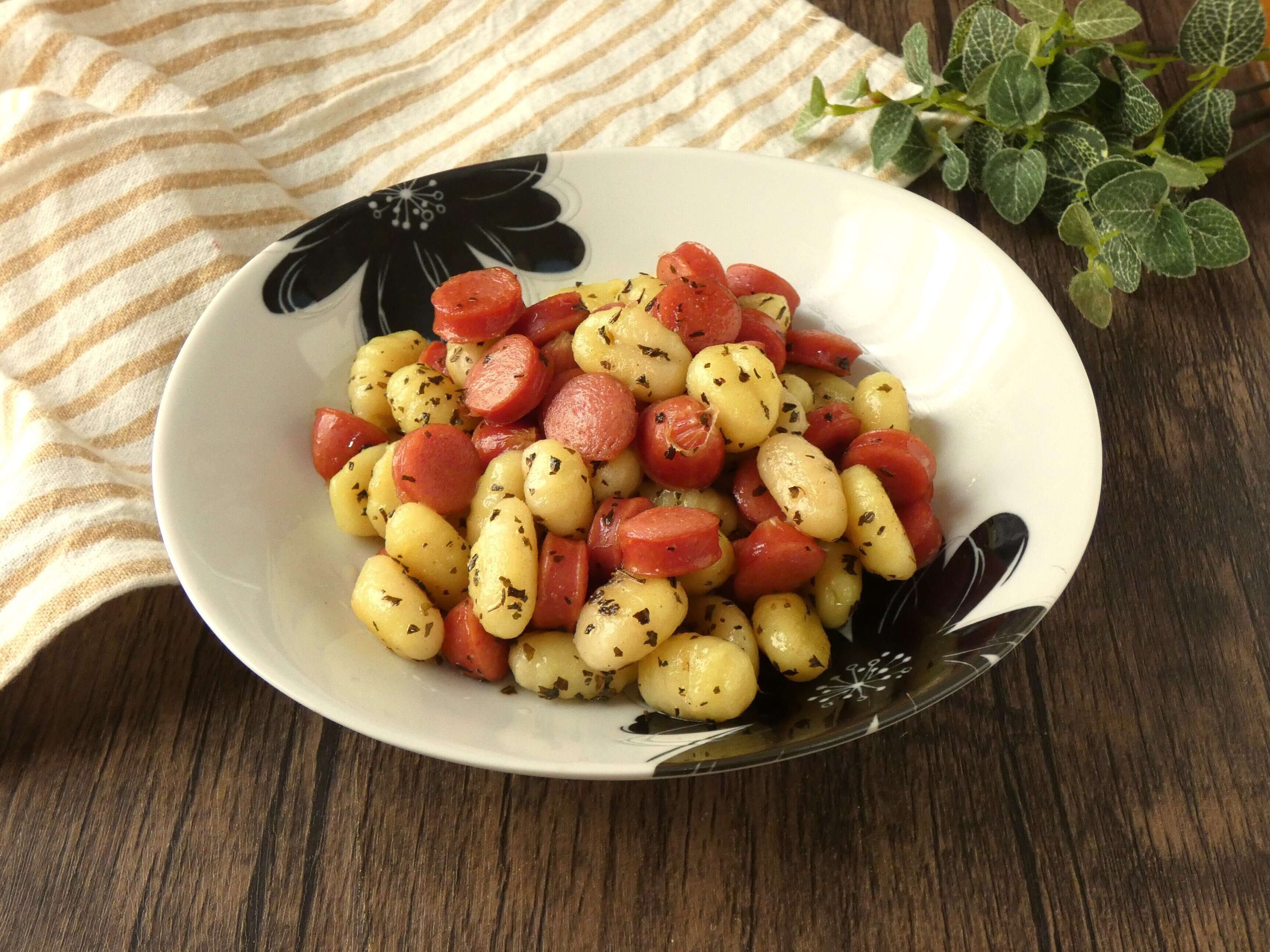ニョッキとウィンナーのバジル炒め