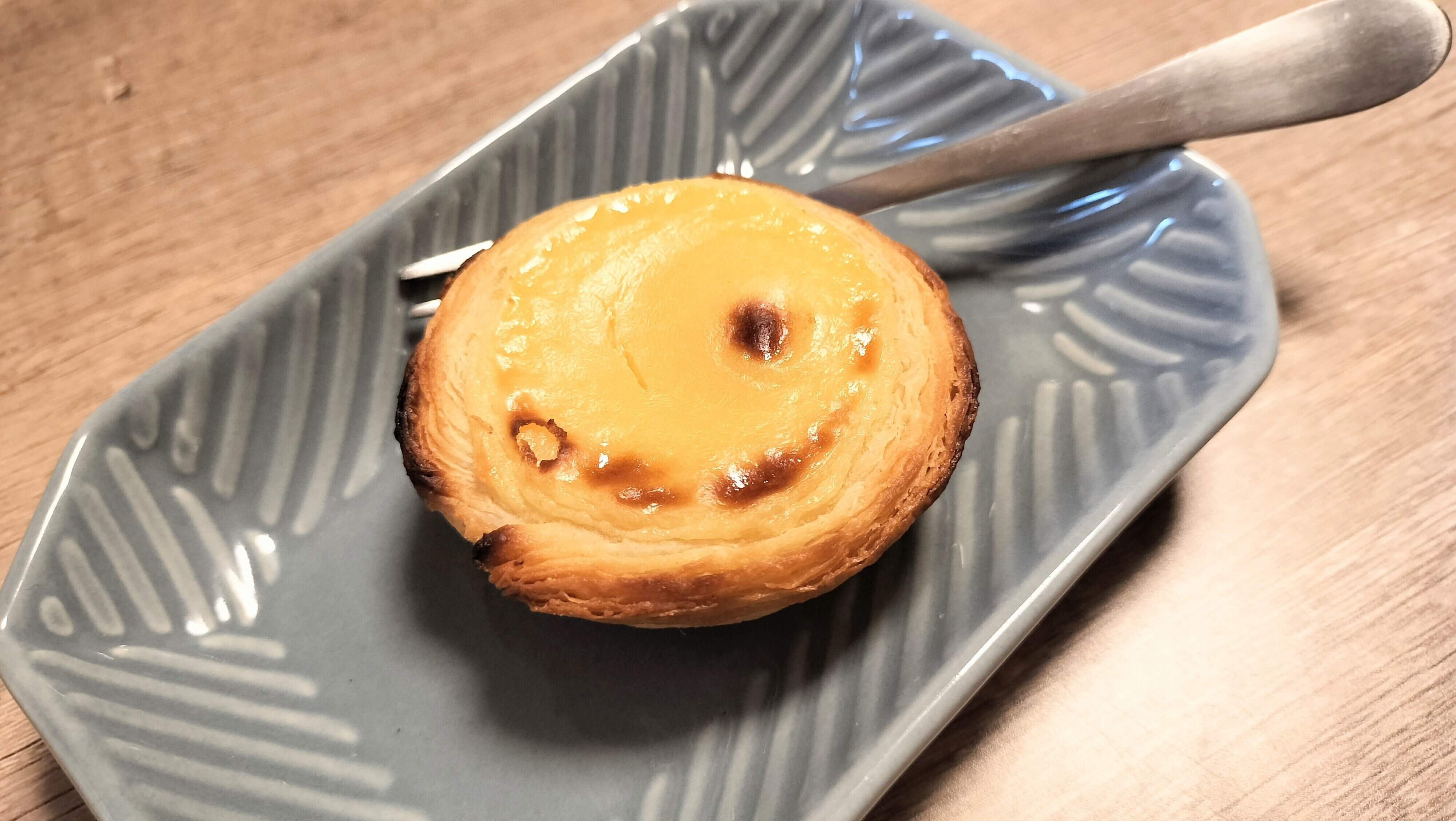 焼き上がったエッグタルト