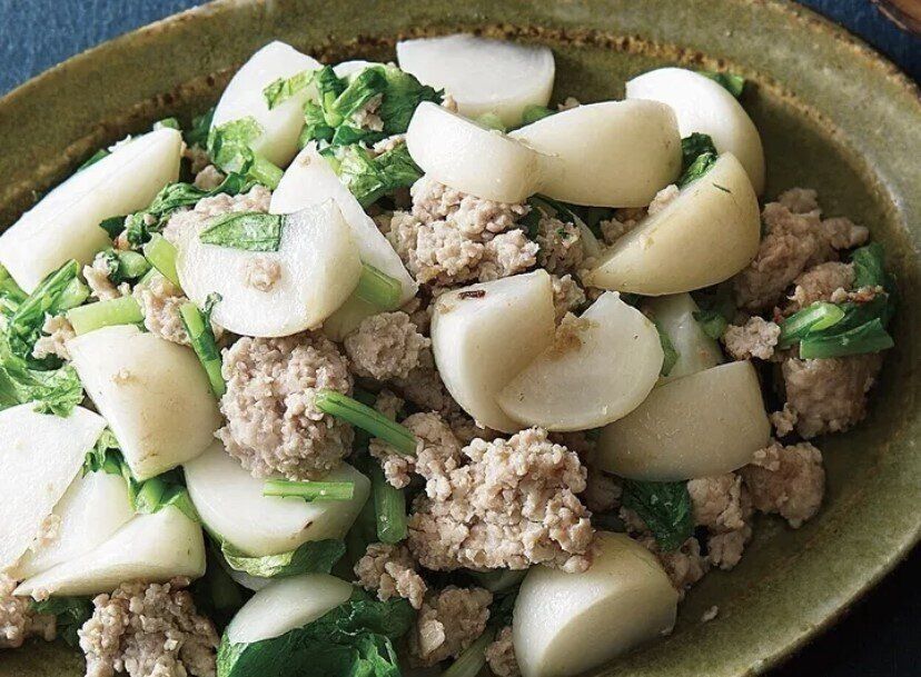 葉も使えて火が早く通るからすぐに完成!ひき肉とかぶの塩炒め