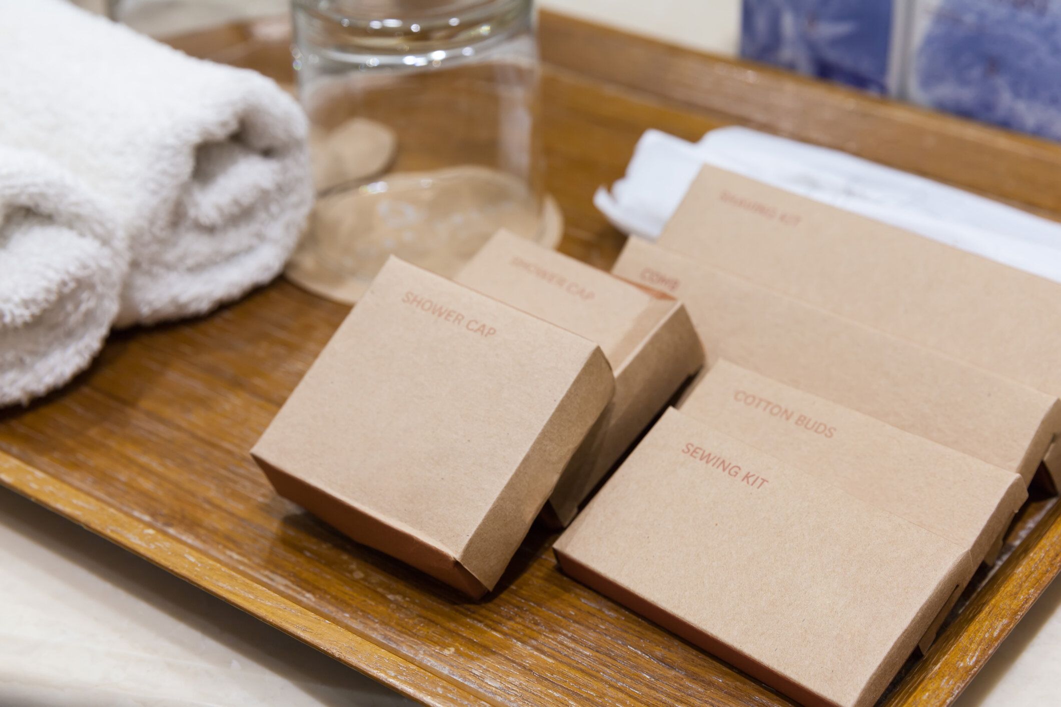 木製トレイの茶色の箱にクローズアップアメニティキット