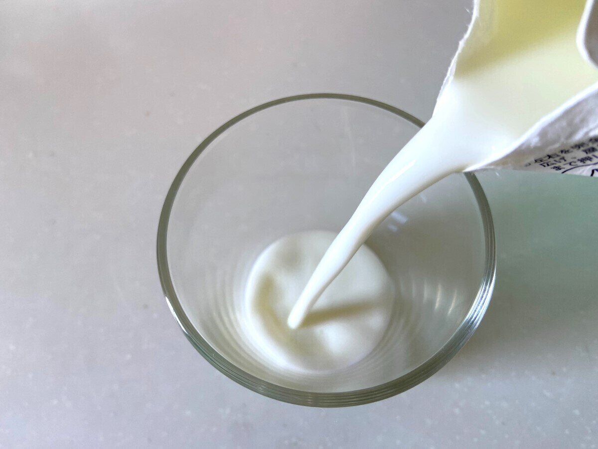 のむヨーグルトを注ぐ