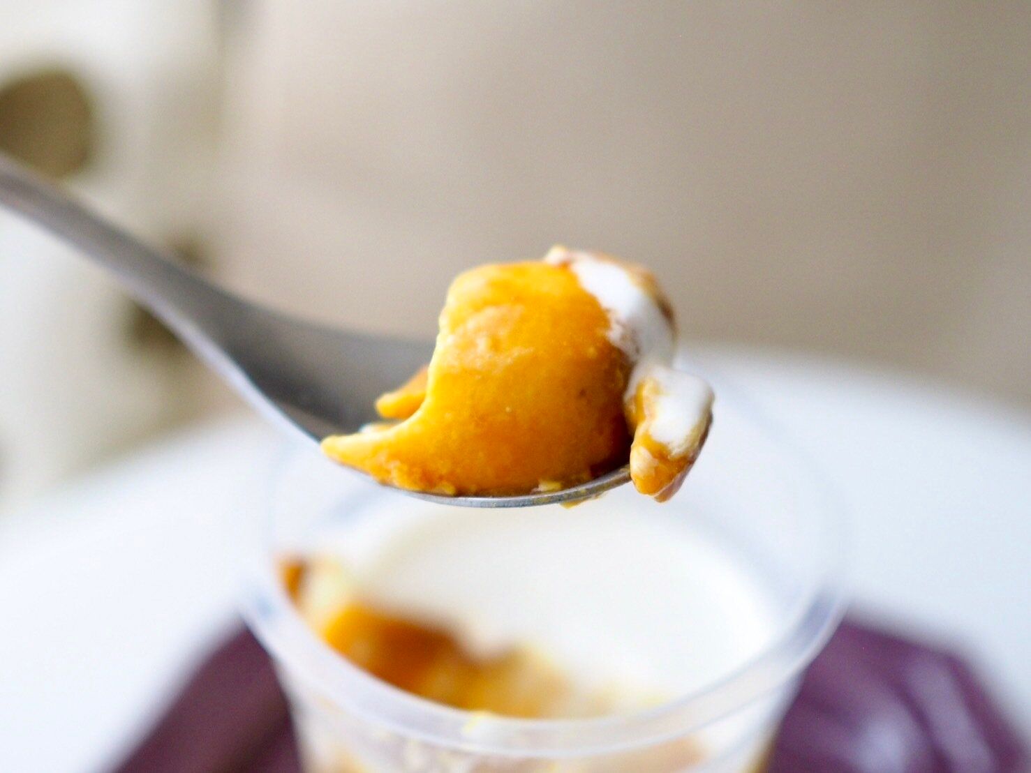 シャトレーゼ「ハロウィン かぼちゃプリン」スプーンのせ写真