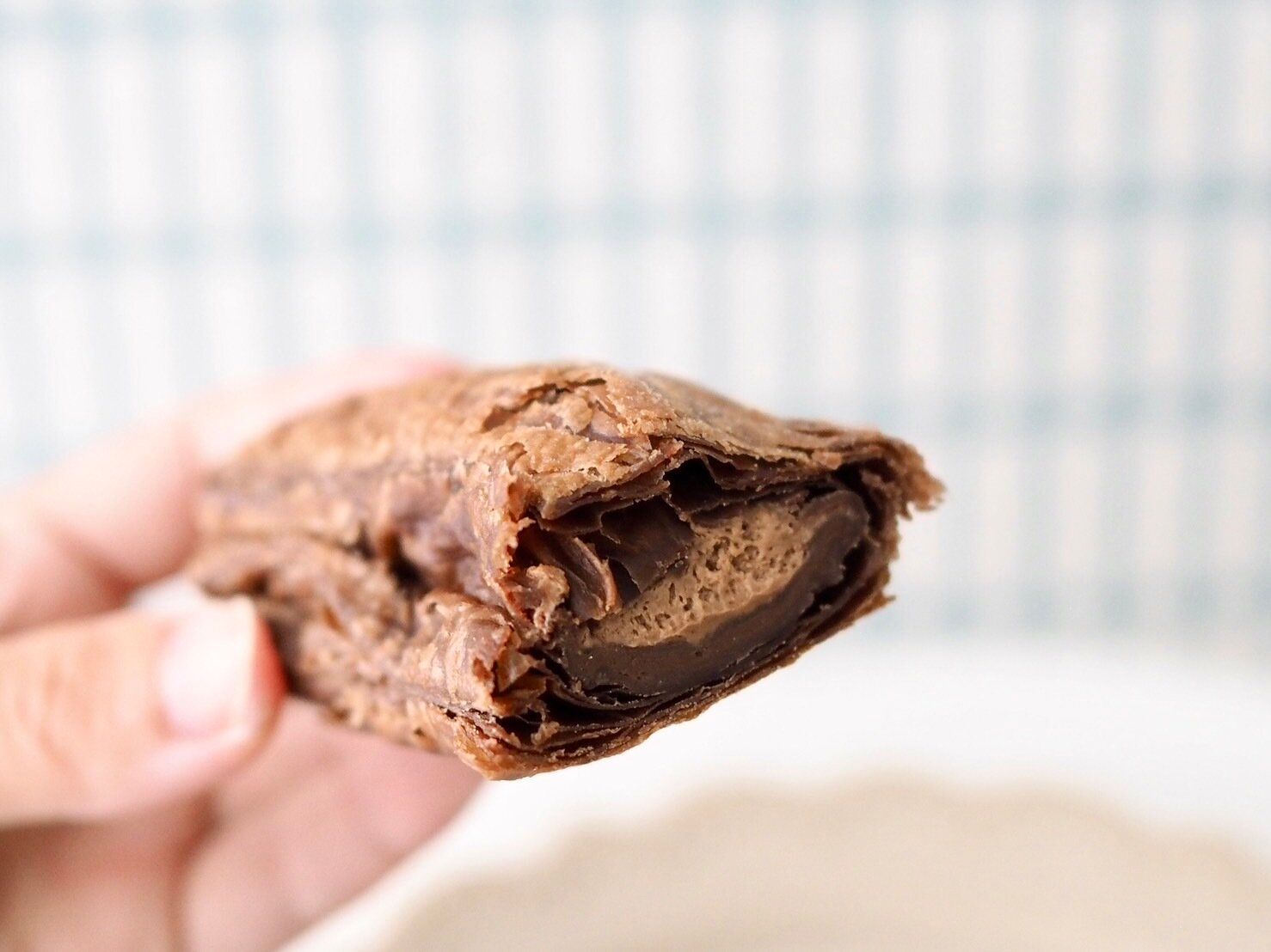 シャトレーゼ「ヨーロッパ産発酵バター使用 チョコレートクリームパイ」断面写真