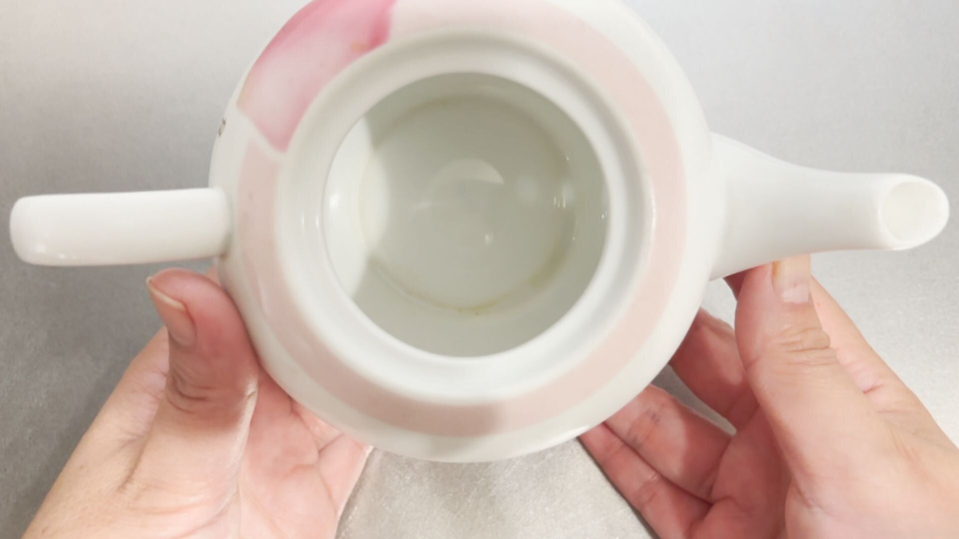 着色汚れが目立つティーポット