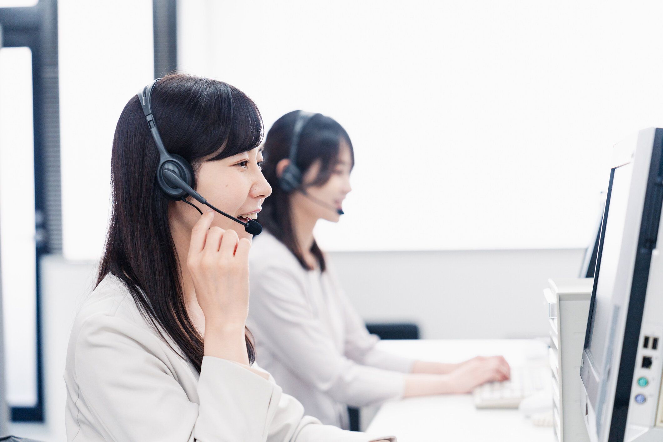 コールセンターで電話応対するスタッフ