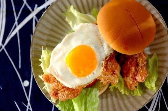 鶏むね肉を使ったハンバーガー