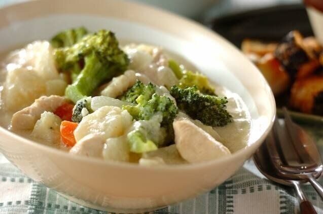 鶏むね肉を使ったクリームシチュー