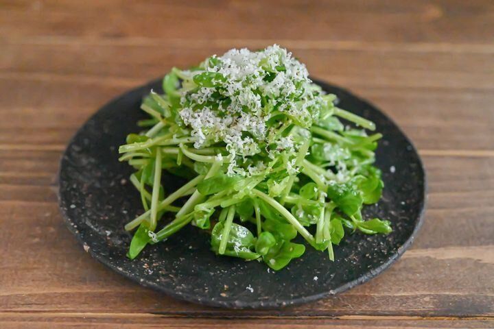 シンプルだからおいしい!豆苗の粉チーズサラダ