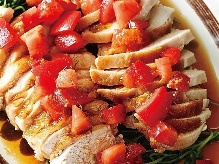 鶏胸肉のフライパン蒸しトマトだれ