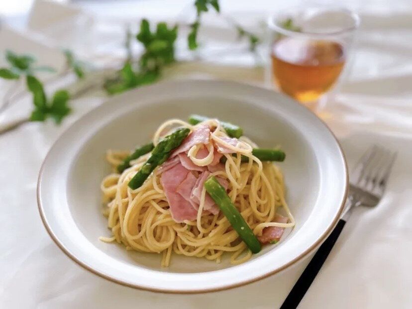 フライパンひとつで作るアスパラとベーコンのワンパンパスタ!