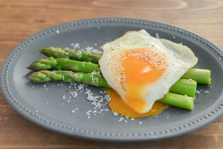 黄身がソース!アスパラガスの目玉焼きのせ