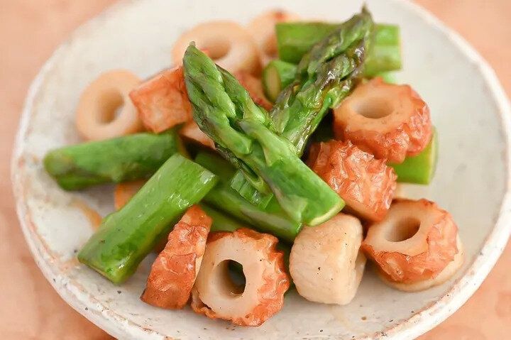 冷めてもおいしい!アスパラガスとちくわのめバター炒め