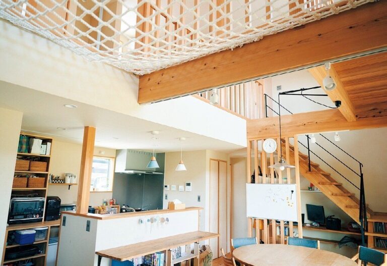 金融投資をしながら長い目で計画する投資的な考え方を暮らしにも取り入れる家族をのぞき見